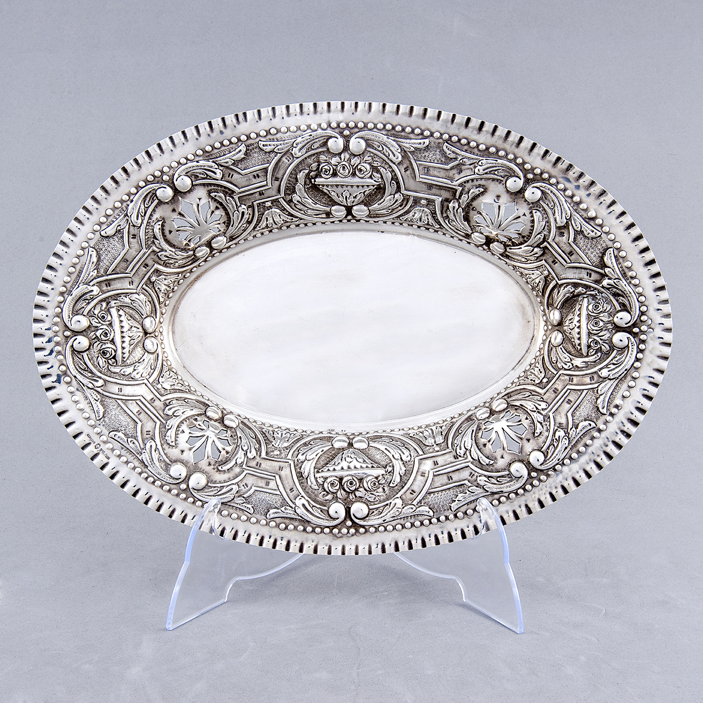 ADRADAS. Panera Oval calada en Plata. España, siglo XIX. ADRADAS. Panera Oval calada en Plata. España, siglo XIX.