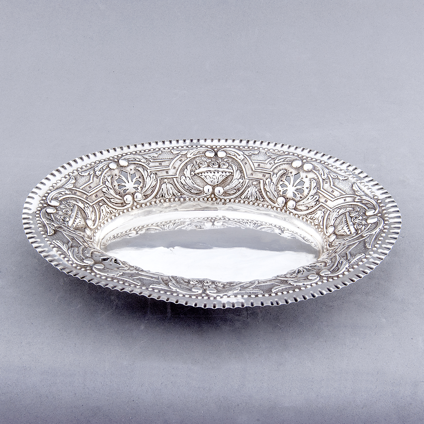 ADRADAS. Panera Oval calada en Plata. España, siglo XIX. ADRADAS. Panera Oval calada en Plata. España, siglo XIX.