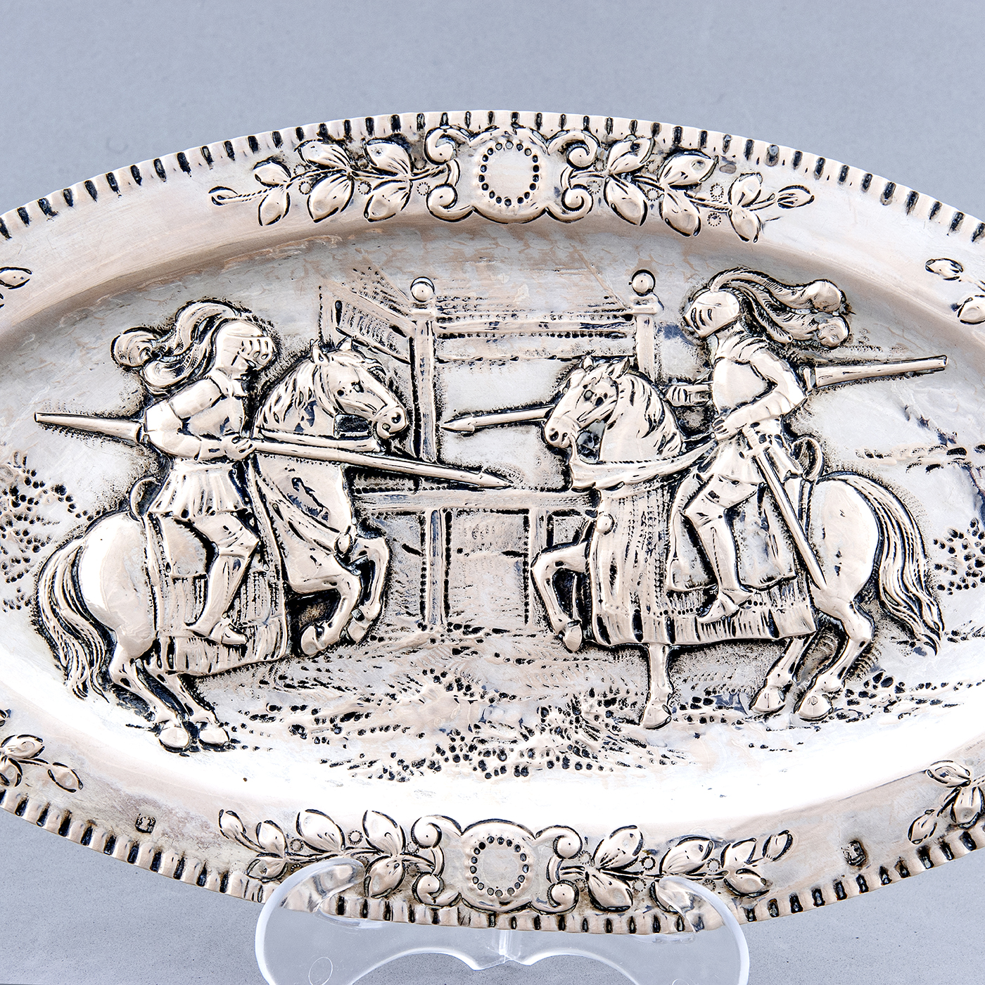 Bandeja decorativa oval en Plata. Castilla La Mancha, siglo XVIII. Bandeja decorativa oval en Plata. Castilla La Mancha, siglo XVIII.