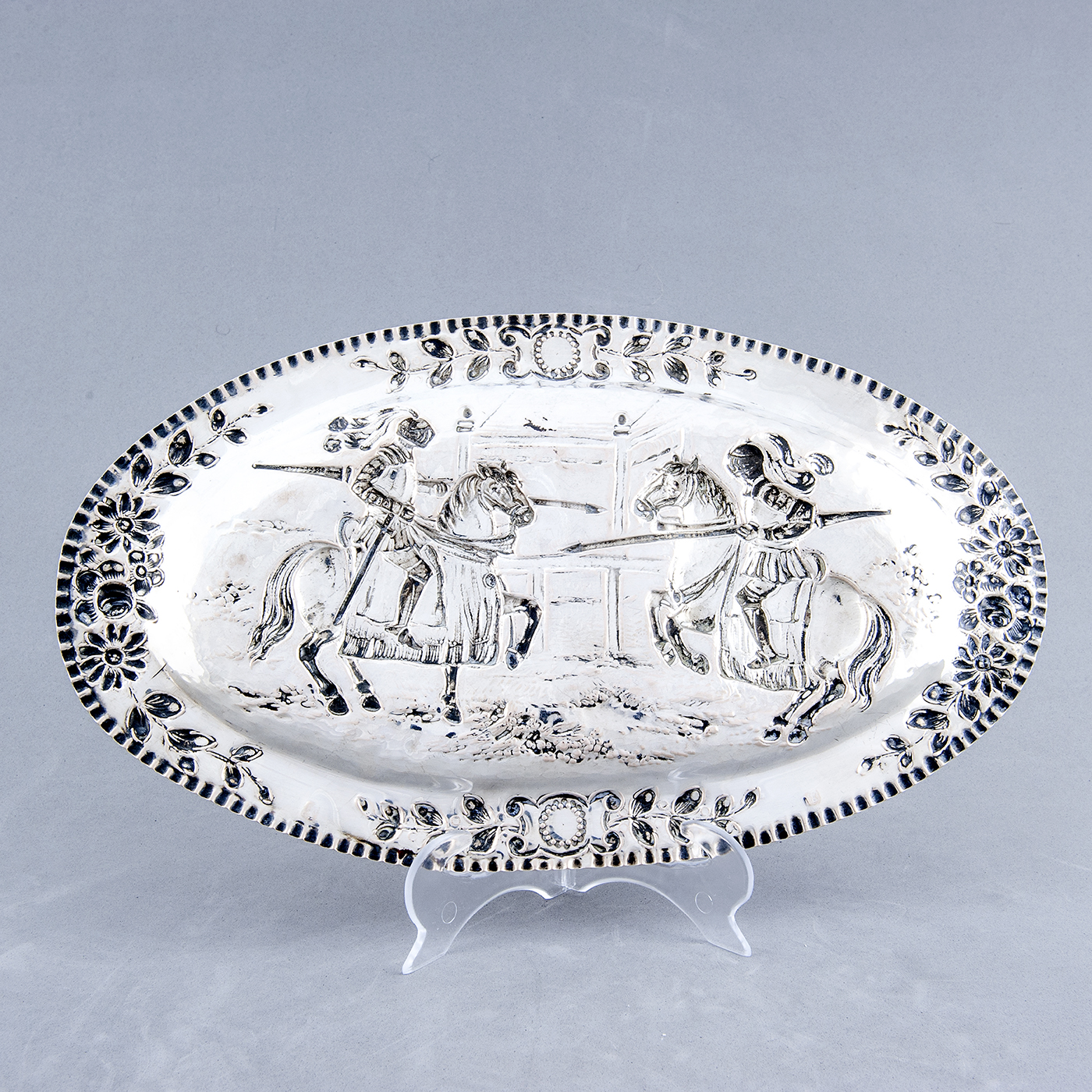 Bandeja decorativa oval en Plata. Castilla La Mancha, siglo XVIII. Bandeja decorativa oval en Plata. Castilla La Mancha, siglo XVIII.