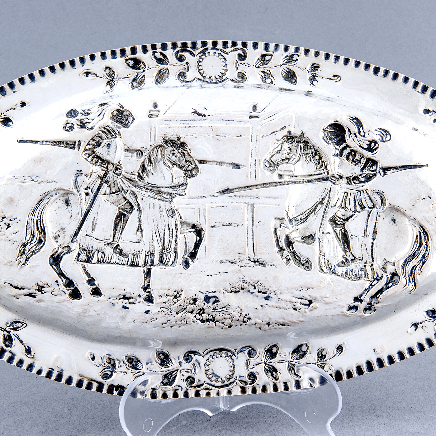 Bandeja decorativa oval en Plata. Castilla La Mancha, siglo XVIII. Bandeja decorativa oval en Plata. Castilla La Mancha, siglo XVIII.