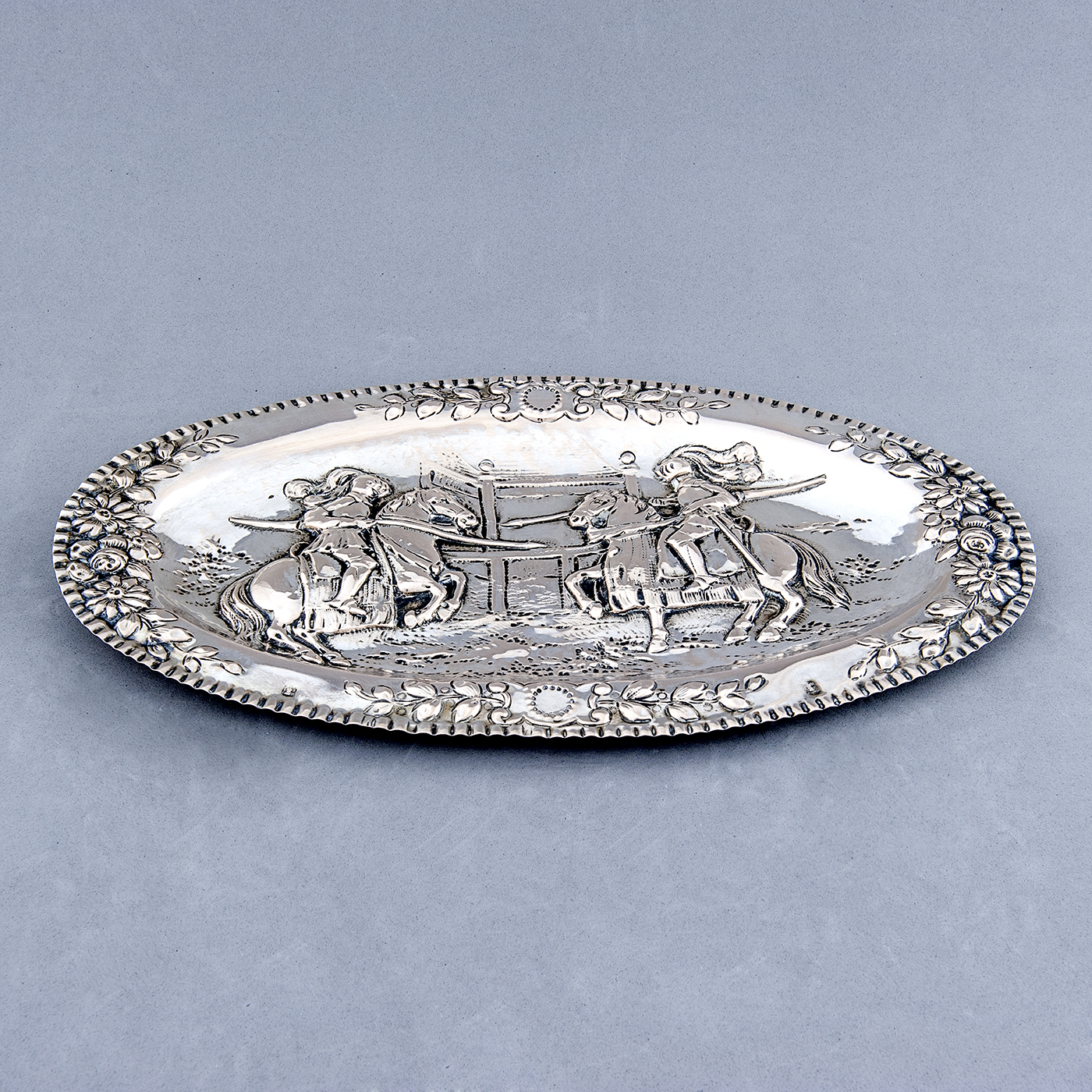 Bandeja decorativa oval en Plata. Castilla La Mancha, siglo XVIII. Bandeja decorativa oval en Plata. Castilla La Mancha, siglo XVIII.