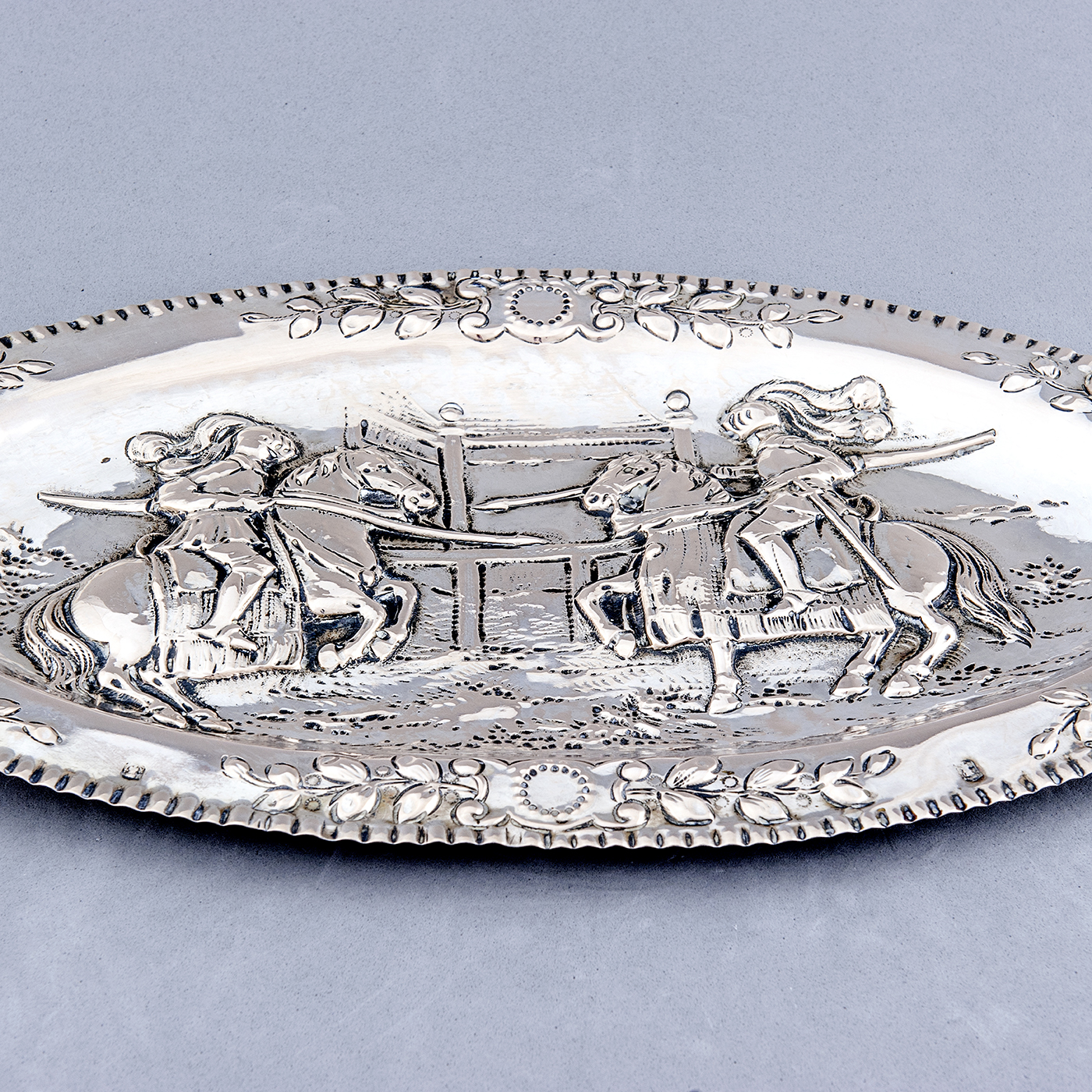 Bandeja decorativa oval en Plata. Castilla La Mancha, siglo XVIII. Bandeja decorativa oval en Plata. Castilla La Mancha, siglo XVIII.