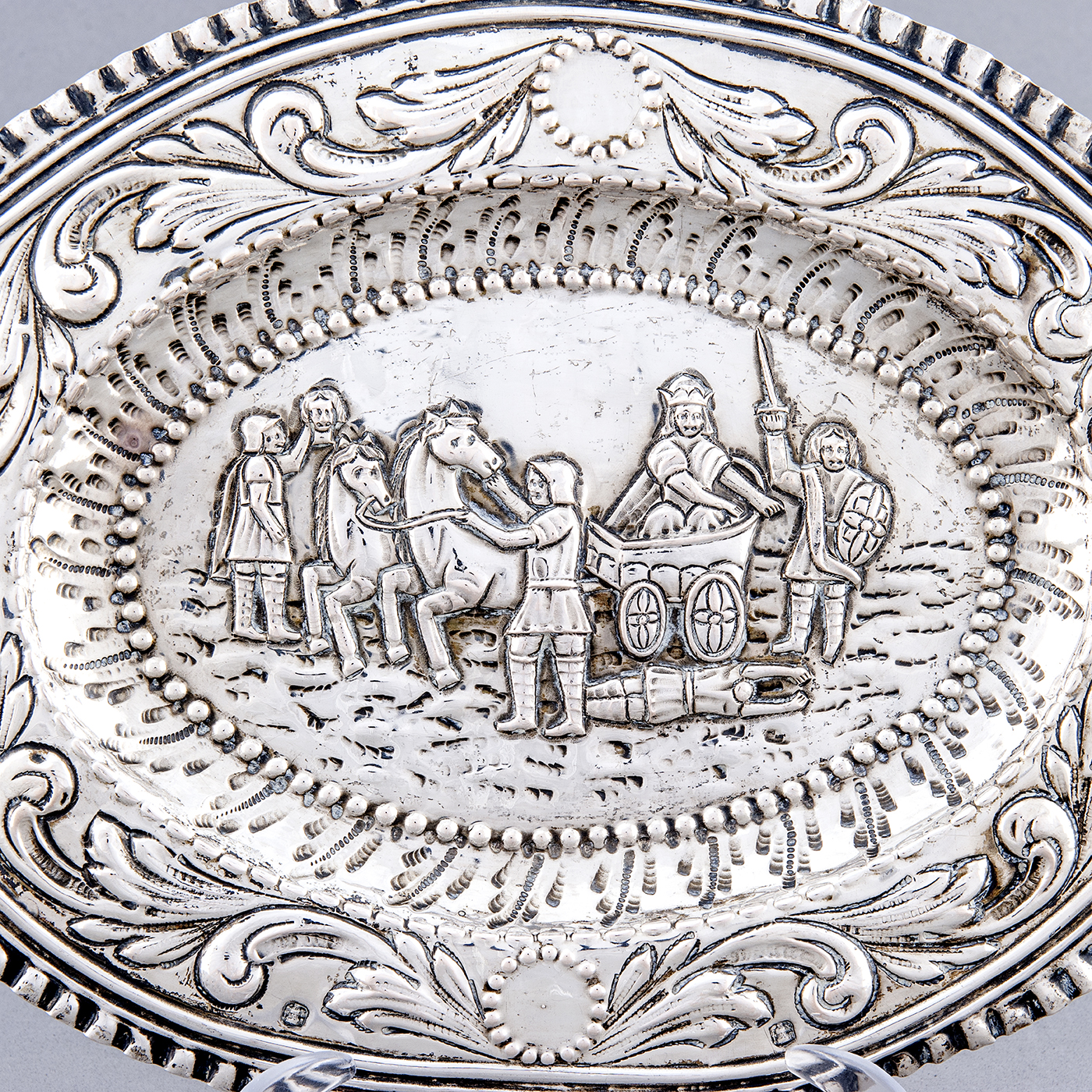 Bandeja decorativa oval en Plata. Castilla La Mancha, siglo XVIII.