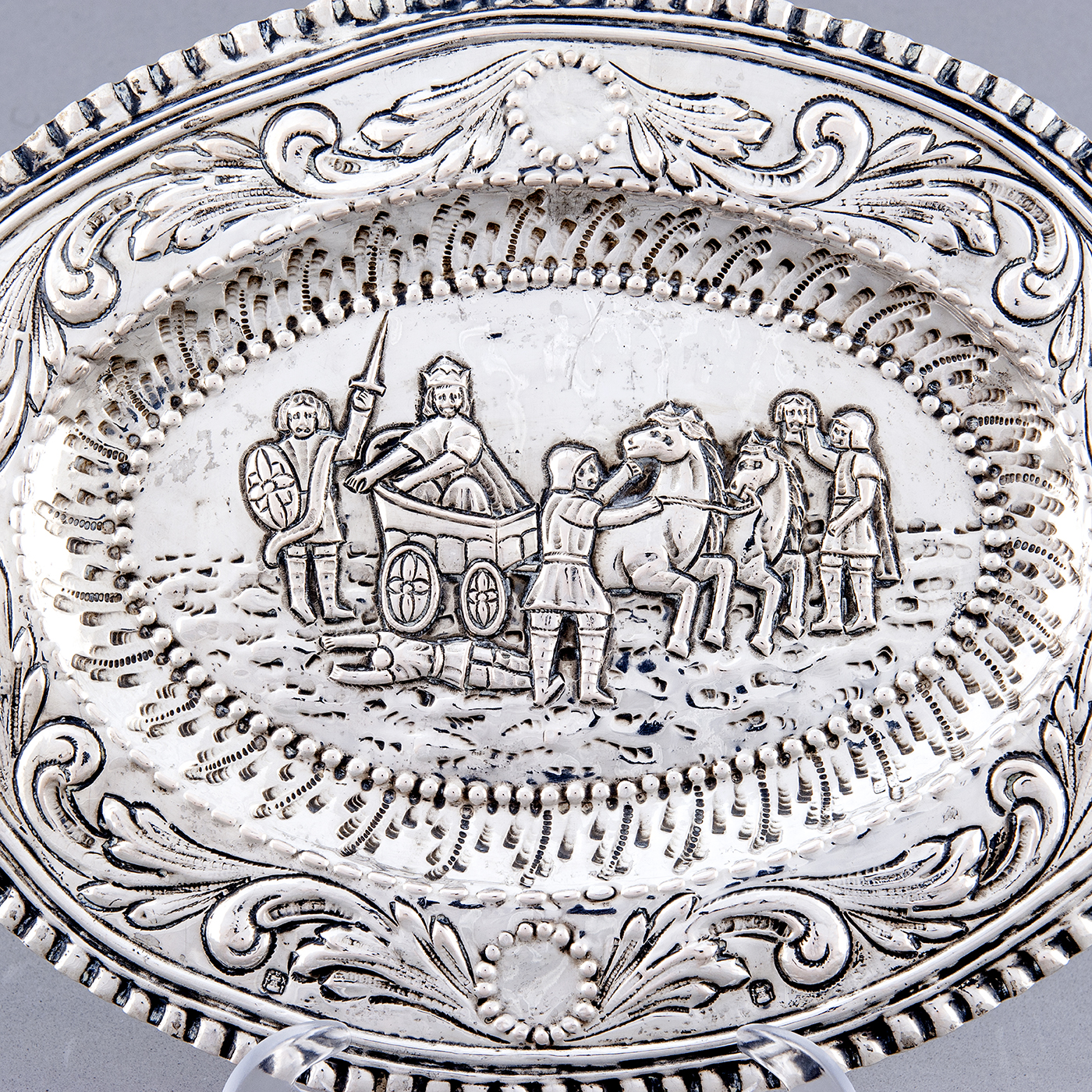 Bandeja decorativa oval en Plata. Castilla La Mancha, siglo XVIII. Bandeja decorativa oval en Plata. Castilla La Mancha, siglo XVIII.