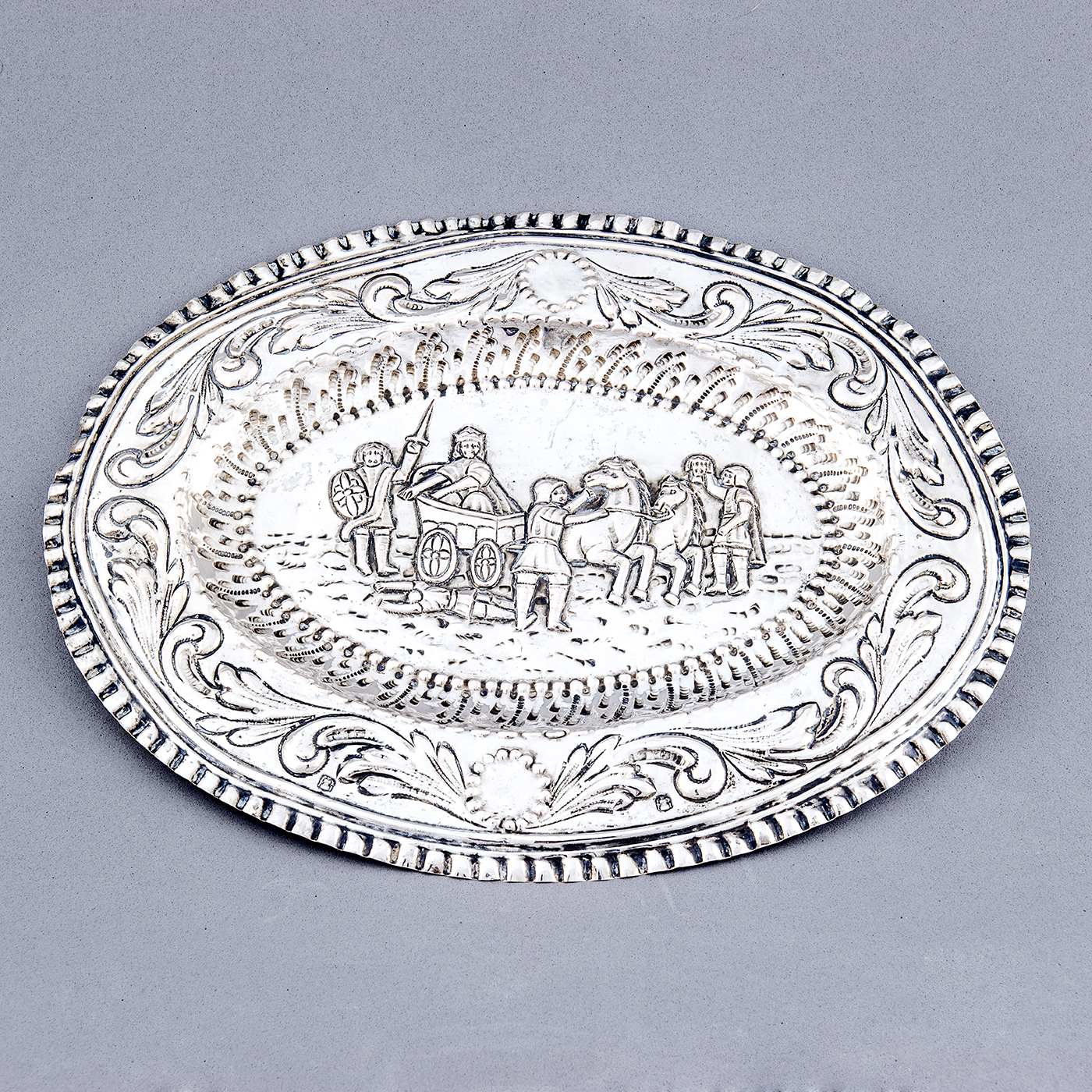 Bandeja decorativa oval en Plata. Castilla La Mancha, siglo XVIII. Bandeja decorativa oval en Plata. Castilla La Mancha, siglo XVIII.
