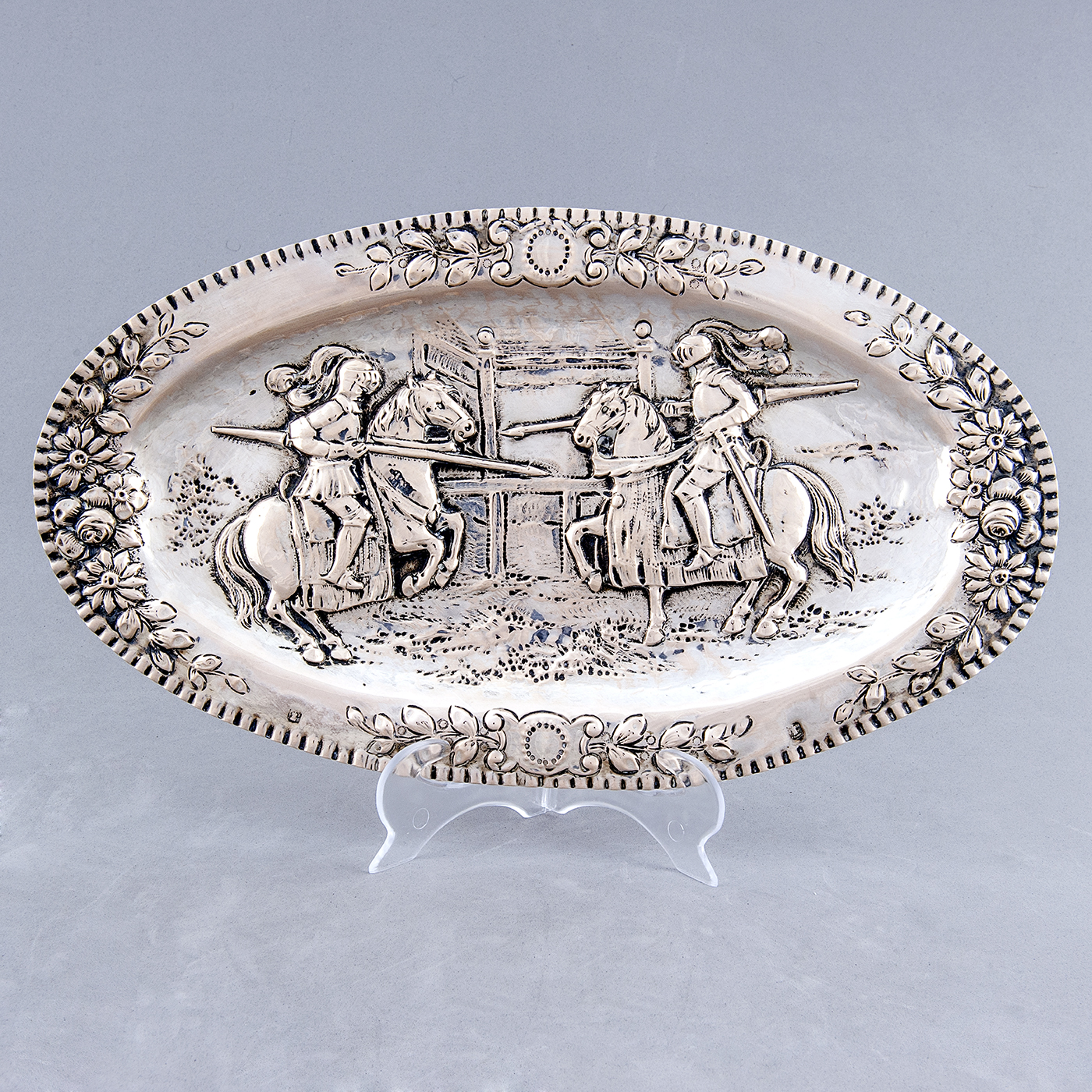 Bandeja decorativa oval en Plata. Castilla La Mancha, siglo XVIII. Bandeja decorativa oval en Plata. Castilla La Mancha, siglo XVIII.