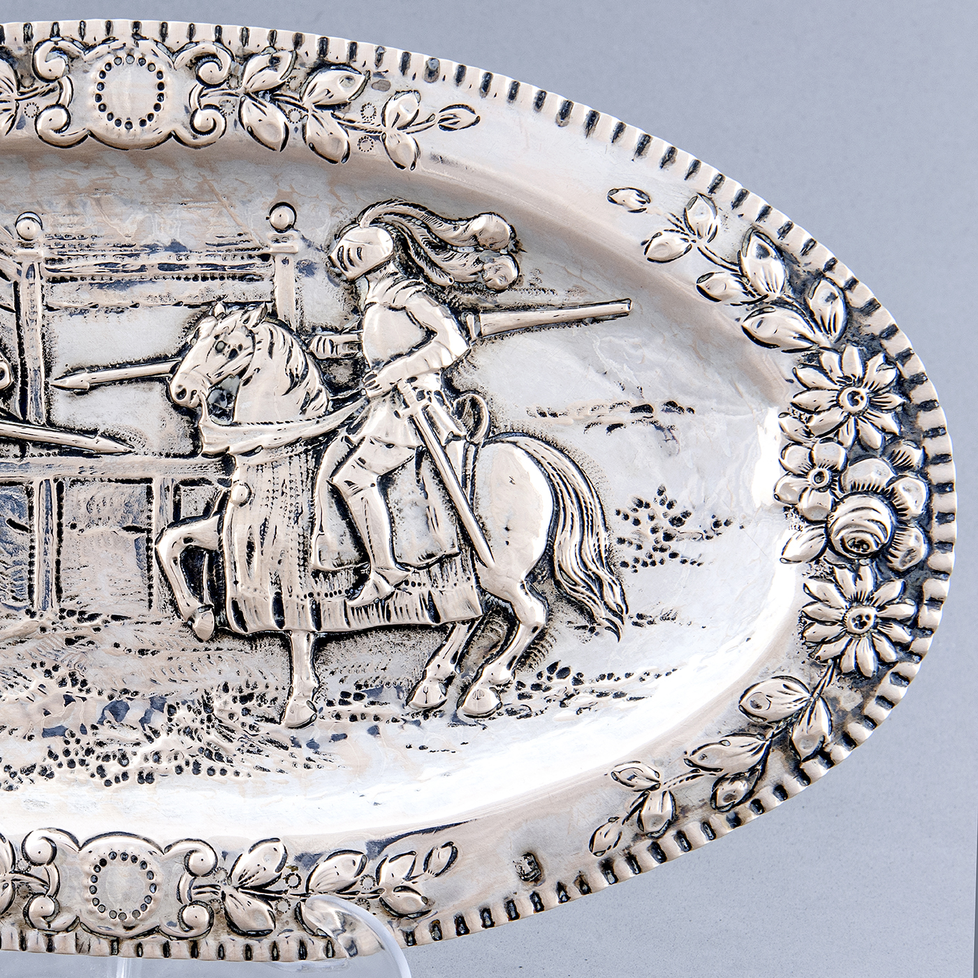 Bandeja decorativa oval en Plata. Castilla La Mancha, siglo XVIII. Bandeja decorativa oval en Plata. Castilla La Mancha, siglo XVIII.