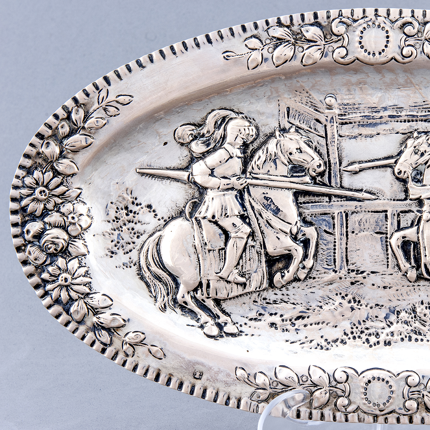 Bandeja decorativa oval en Plata. Castilla La Mancha, siglo XVIII. Bandeja decorativa oval en Plata. Castilla La Mancha, siglo XVIII.