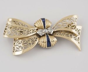 Broche para dama en forma de Lazo, en Oro de 18k y Diamantes talla Brillante Antigua. 24,10 gr.