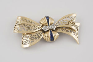 Broche para dama en forma de Lazo, en Oro de 18k y Diamantes talla Brillante Antigua. 24,10 gr.