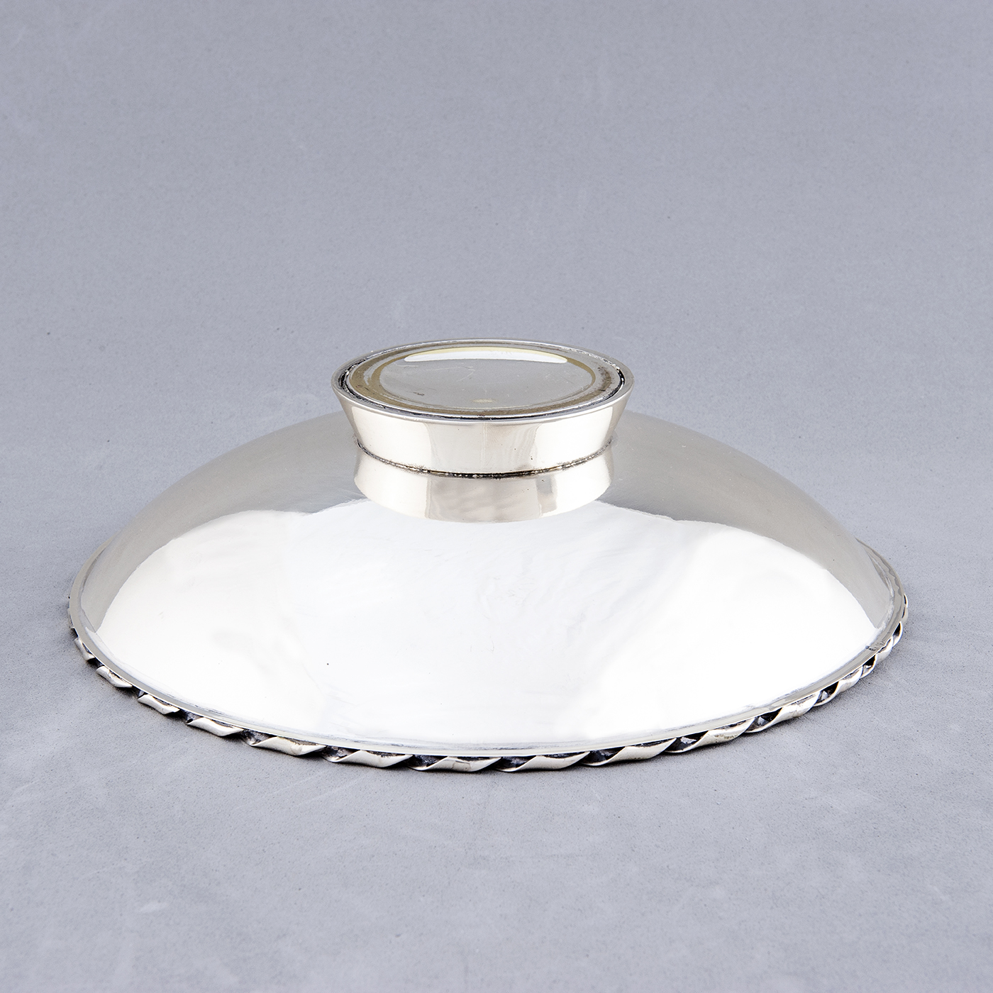 Centro de mesa en Plata de Ley, España, siglo XX. Centro de mesa en Plata de Ley, España, siglo XX.