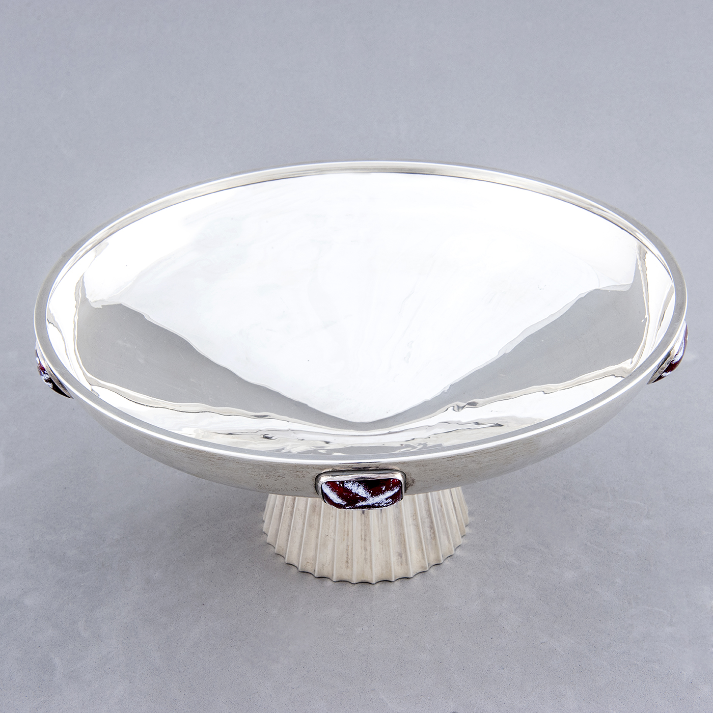 Centro de mesa en Plata de Ley, España, siglo XX. Centro de mesa en Plata de Ley, España, siglo XX.