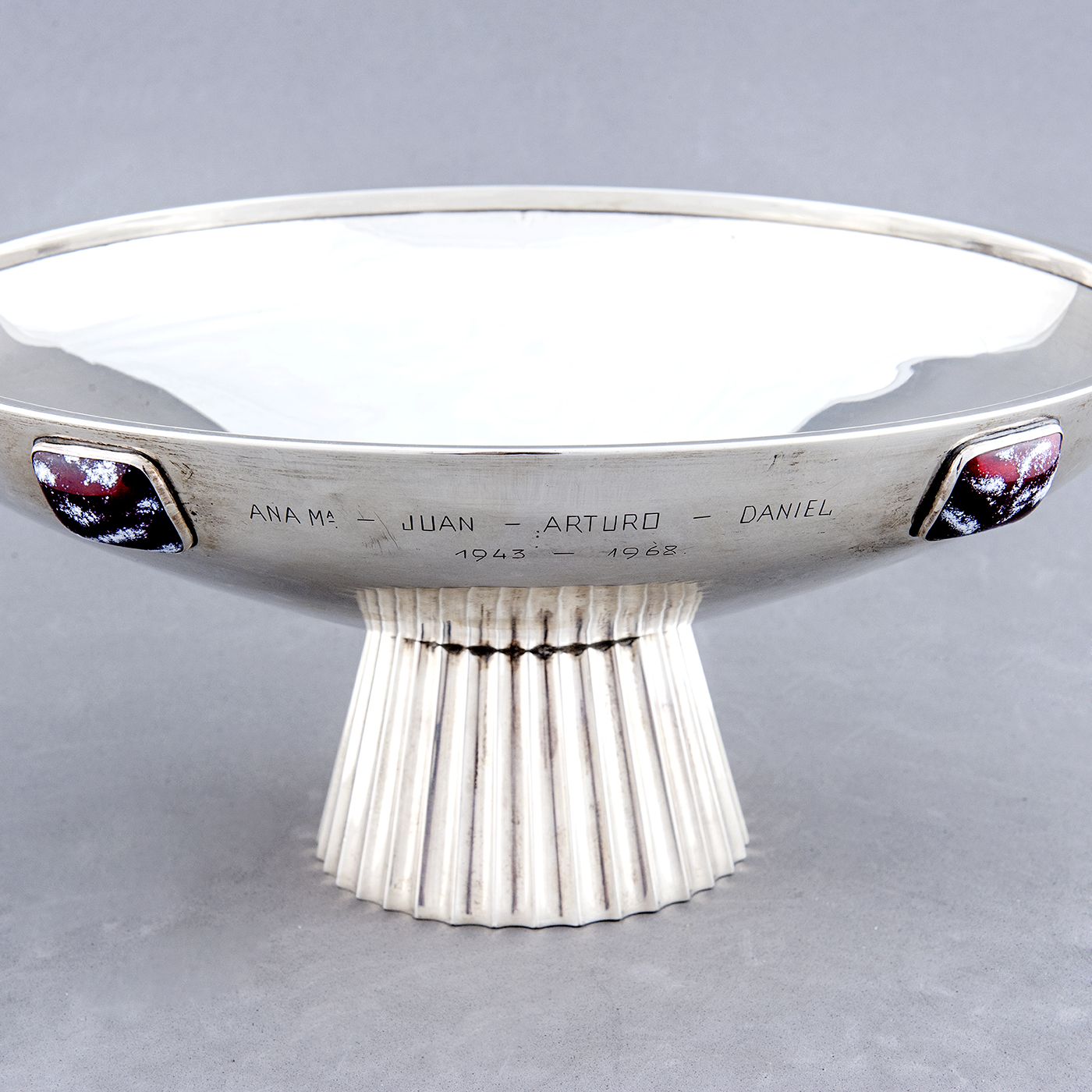Centro de mesa en Plata de Ley, España, siglo XX. Centro de mesa en Plata de Ley, España, siglo XX.