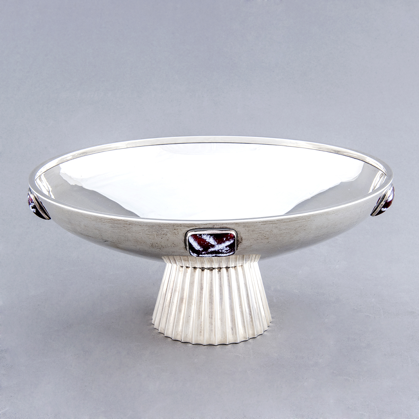 Centro de mesa en Plata de Ley, España, siglo XX. Centro de mesa en Plata de Ley, España, siglo XX.