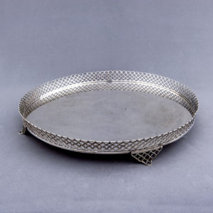 Conjunto formado por Bandeja circular, jarra y seis copas en Plata de Ley. España-Portugal, siglo XX.