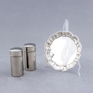 Conjunto formado por Bandeja y Especieros. Plata de Ley, España, siglo XX.