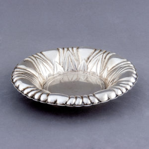 DIONISIO GARCÍA. Frutero gallonado en plata. España, siglo XX.