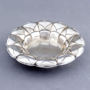 DIONISIO GARCÍA. Frutero gallonado en plata. España, siglo XX.