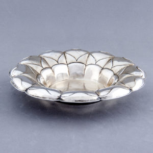 DIONISIO GARCÍA. Frutero gallonado en plata. España, siglo XX.