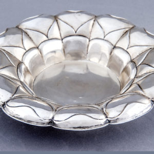 DIONISIO GARCÍA. Frutero gallonado en plata. España, siglo XX.
