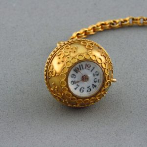 Leontina y Reloj de Bolsillo para dama en Oro de 18k. Ca.