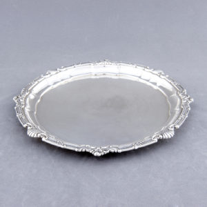 MATILDE ESPUÑES. Bandeja circular en plata. España, siglo XX.
