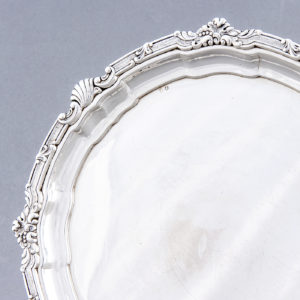MATILDE ESPUÑES. Bandeja circular en plata. España, siglo XX.