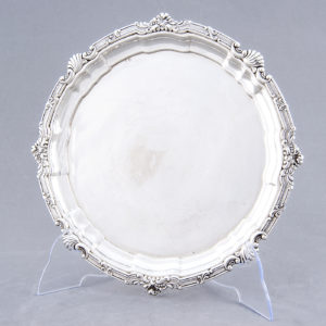 MATILDE ESPUÑES. Bandeja circular en plata. España, siglo XX.