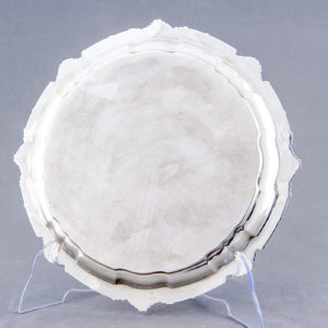 MATILDE ESPUÑES. Bandeja circular en plata. España, siglo XX.
