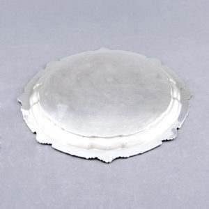 MATILDE ESPUÑES. Bandeja circular en plata. España, siglo XX.
