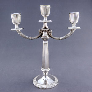 Pareja de Candelabros de tres luces en Plata de Ley. España. Siglo XX.