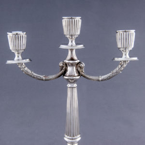 Pareja de Candelabros de tres luces en Plata de Ley. España. Siglo XX.