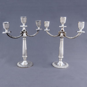 Pareja de Candelabros de tres luces en Plata de Ley. España. Siglo XX.