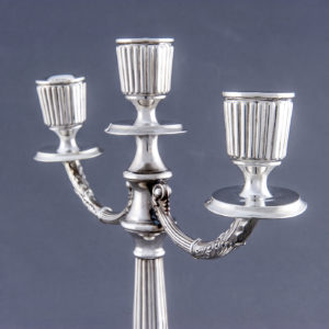 Pareja de Candelabros de tres luces en Plata de Ley. España. Siglo XX.