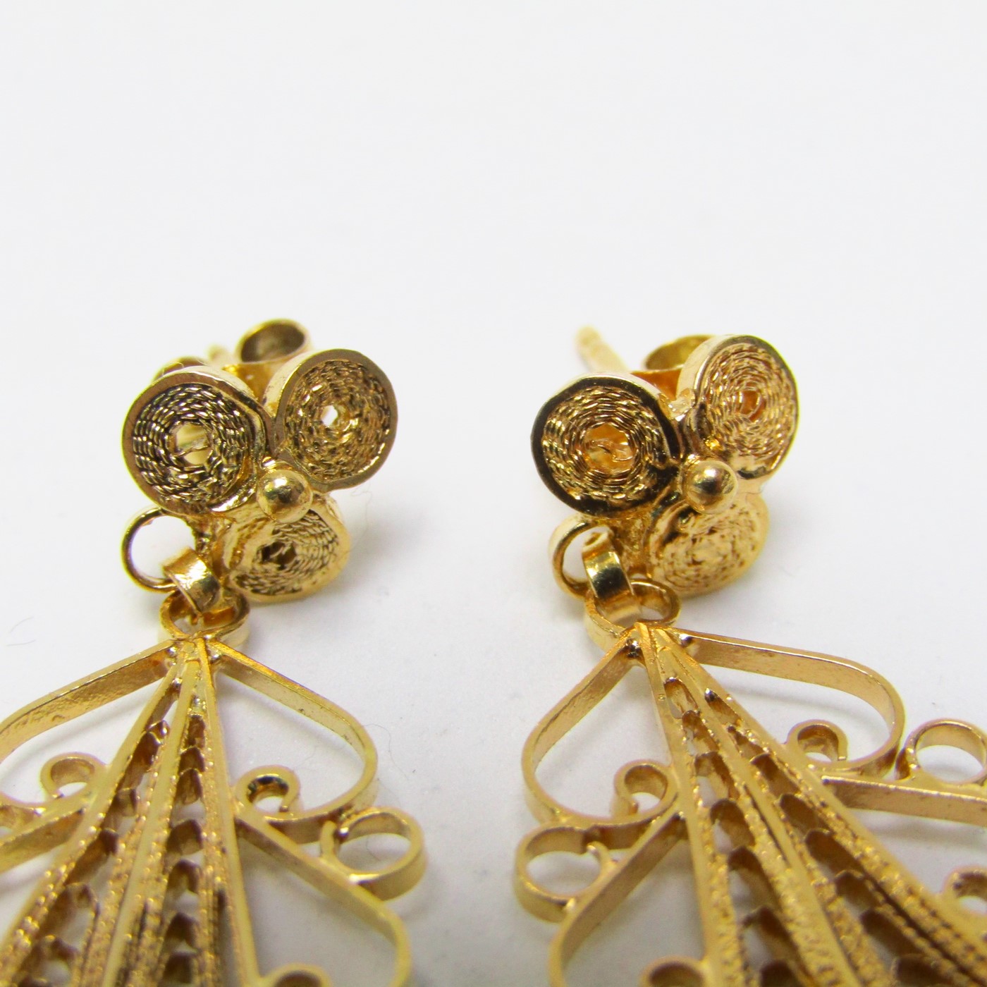 Pareja de pendientes de Oro de 18k con filigranas. 7,50 gr. Pareja de pendientes de Oro de 18k con filigranas. 7,50 gr.