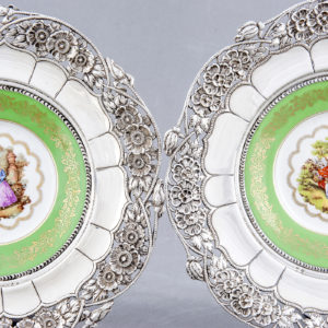 Pareja de Platos en Porcelana Limoges y Plata de Ley. España. Siglo XX.