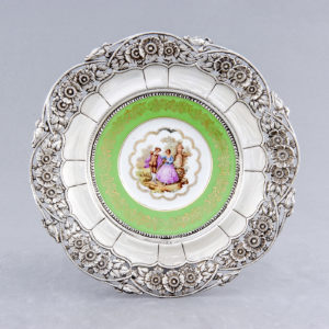Pareja de Platos en Porcelana Limoges y Plata de Ley. España. Siglo XX.