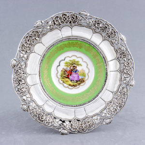 Pareja de Platos en Porcelana Limoges y Plata de Ley. España. Siglo XX.