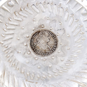 Salvilla artesanal con moneda de 1796 en Plata. UCCI. España, siglo XX.