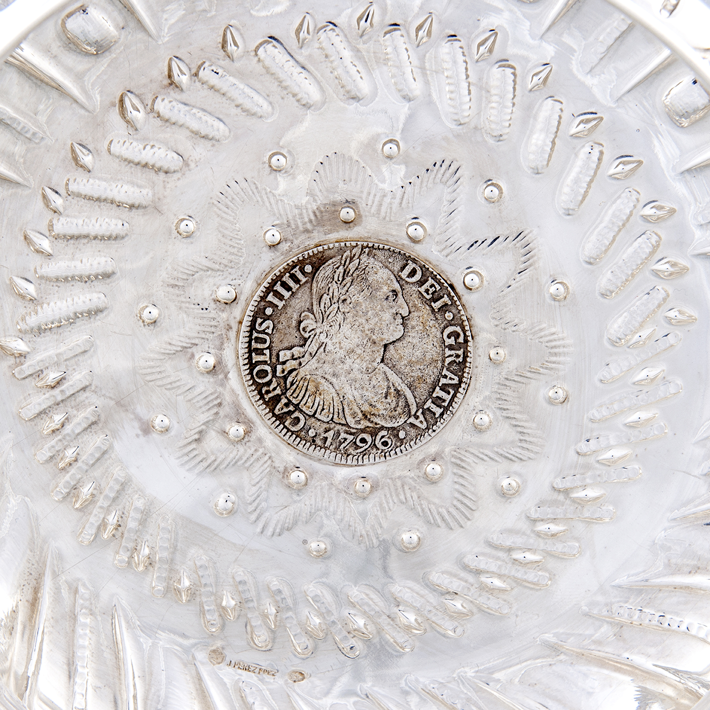 Salvilla artesanal con moneda de 1796 en Plata. UCCI. España, siglo XX. Salvilla artesanal con moneda de 1796 en Plata. UCCI. España, siglo XX.