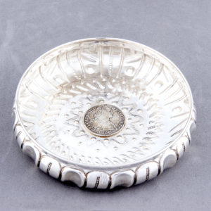Salvilla artesanal con moneda de 1796 en Plata. UCCI. España, siglo XX.