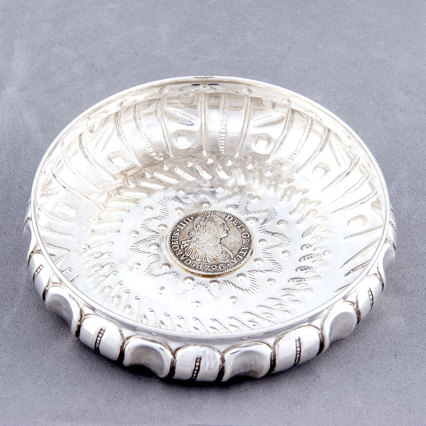 Salvilla artesanal con moneda de 1796 en Plata. UCCI. España, siglo XX. Salvilla artesanal con moneda de 1796 en Plata. UCCI. España, siglo XX.