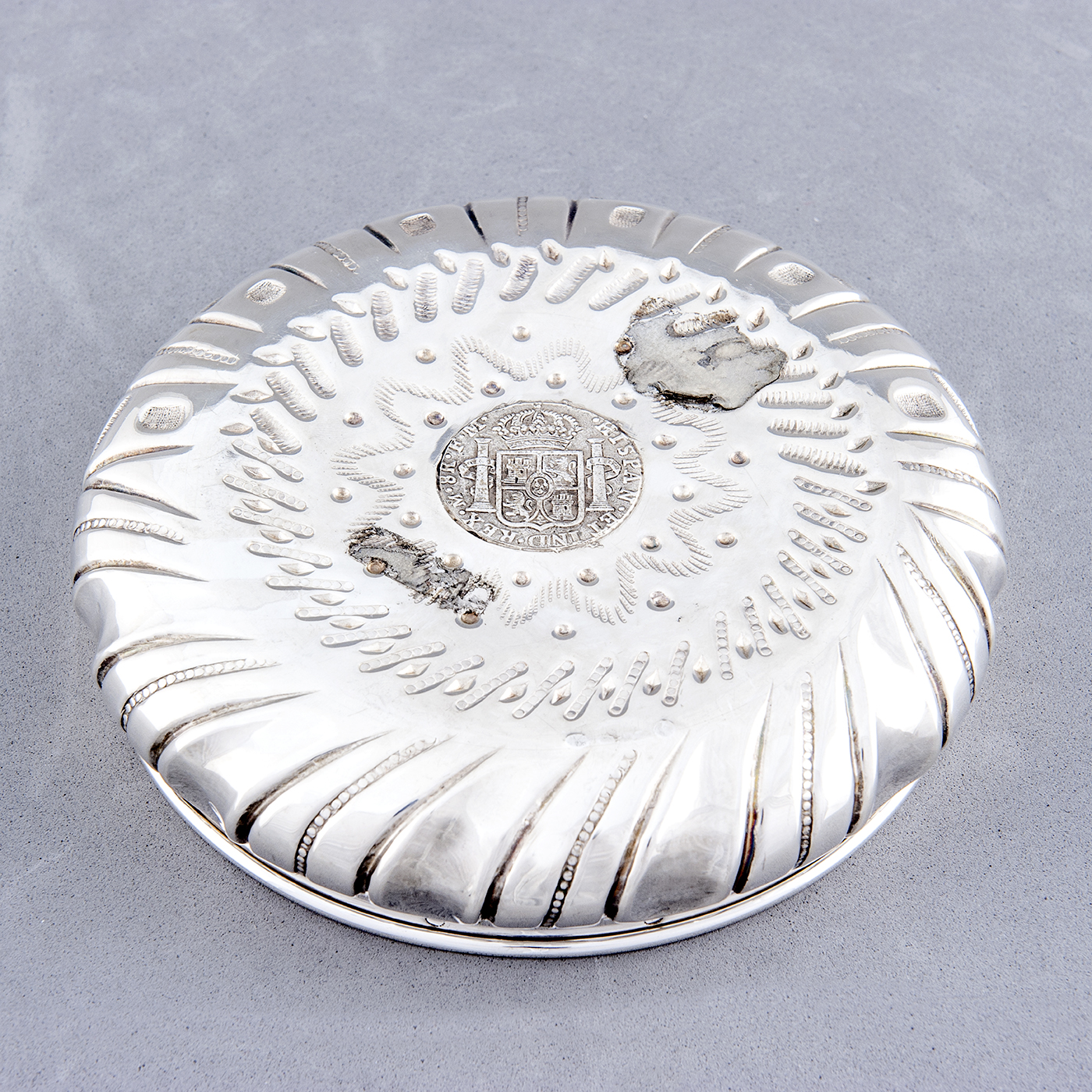 Salvilla artesanal con moneda de 1796 en Plata. UCCI. España, siglo XX. Salvilla artesanal con moneda de 1796 en Plata. UCCI. España, siglo XX.