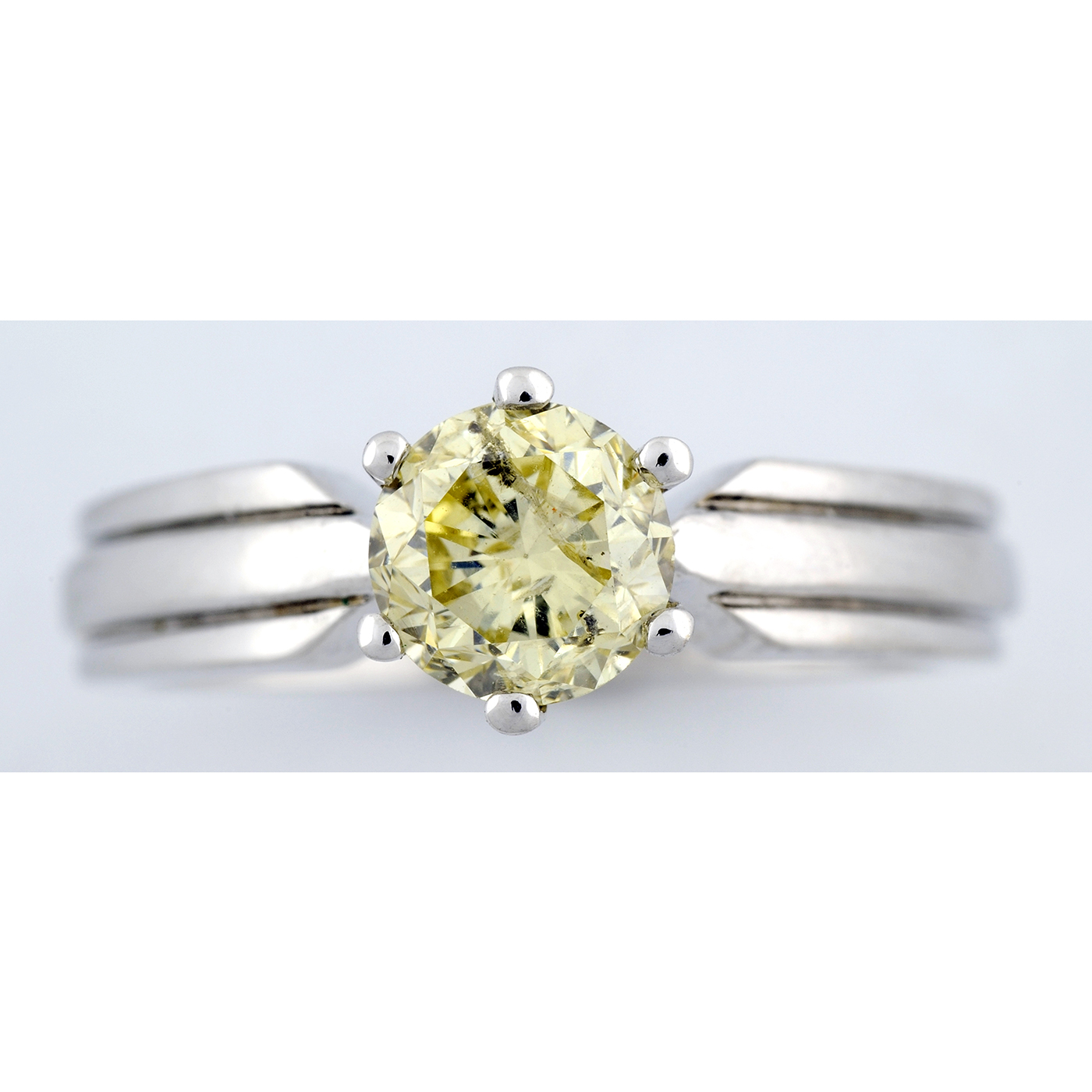 Solitario en Oro de 18k. con Diamante talla Brillante, Yellowish de 1,25 ct. Color, N-O. Claridad, SI2 Solitario en Oro de 18k. con Diamante talla Brillante, Yellowish de 1,25 ct. Color, N-O. Claridad, SI2