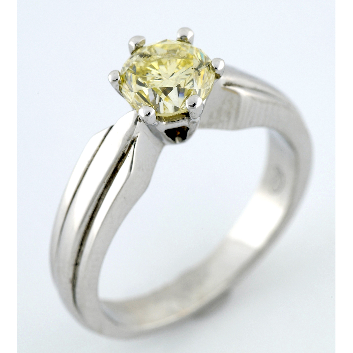 Solitario en Oro de 18k. con Diamante talla Brillante, Yellowish de 1,25 ct. Color, N-O. Claridad, SI2 Solitario en Oro de 18k. con Diamante talla Brillante, Yellowish de 1,25 ct. Color, N-O. Claridad, SI2