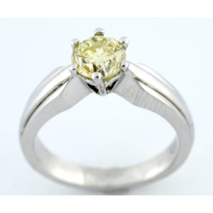 Solitario en Oro de 18k. con Diamante talla Brillante, Yellowish de 1,25 ct. Color, N-O. Claridad, SI2