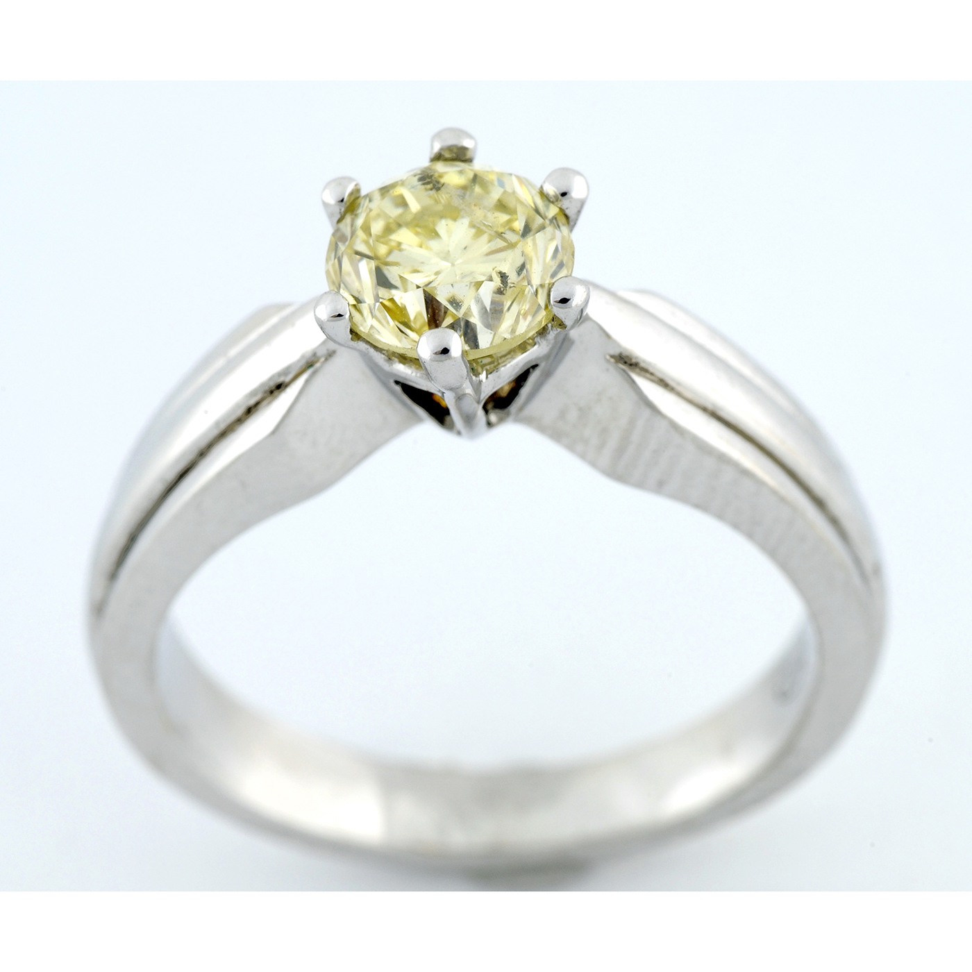 Solitario en Oro de 18k. con Diamante talla Brillante, Yellowish de 1,25 ct. Color, N-O. Claridad, SI2