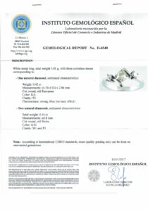 Sortija en Oro Blanco con Diamante Natural Central, talla Antigua Europea, de 0,42 ct. (K-L/I2) y dos Diamantes Naturales, de 0,16 ct. (G-H/SI1-I1)