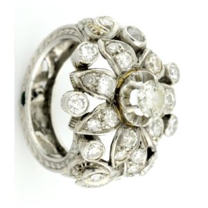 Sortija en Oro Blanco de 18k, Con Diamante talla Brillante Central de 0,51 ct (Certificado IGE) y 40 diamantes talla brillante.